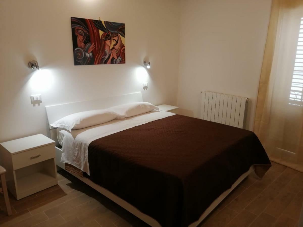 מונריאלה Opera Boutique Rooms מראה חיצוני תמונה